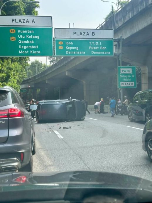 視頻|駭人！轎車追尾慢行車輛傾覆 摩托撞中彈飛險被輾