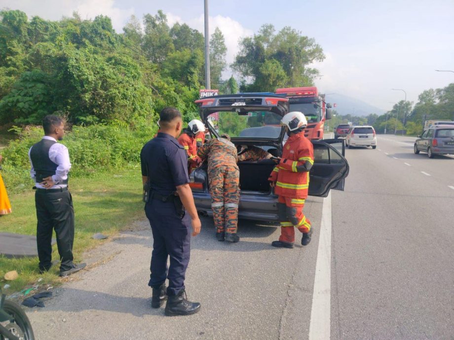 警员遇抛锚车主 热心帮忙移车至路旁