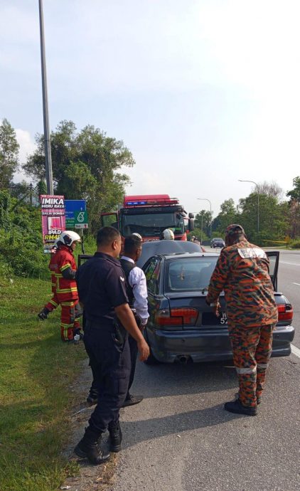 警员遇抛锚车主 热心帮忙移车至路旁