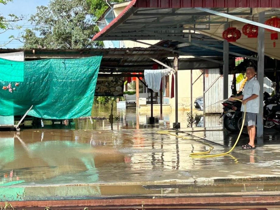 豪雨引发山洪 百余人受影响 峇登二关及唐人街水患 