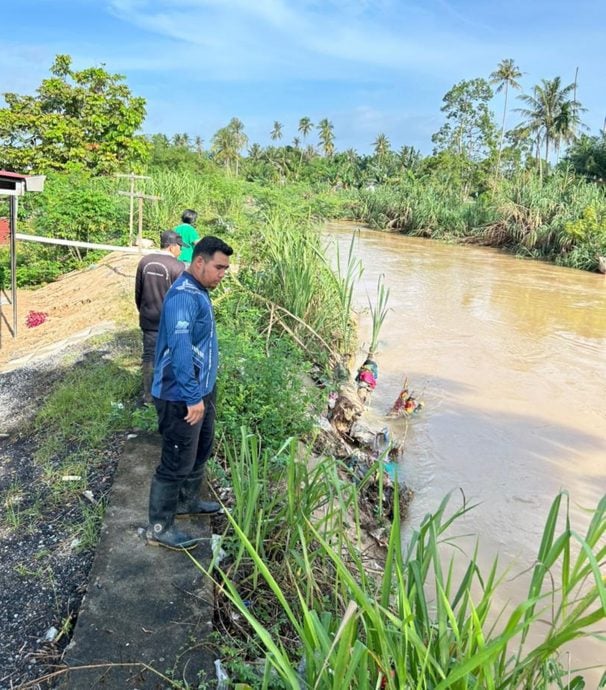 豪雨引发山洪 百余人受影响 峇登二关及唐人街水患 