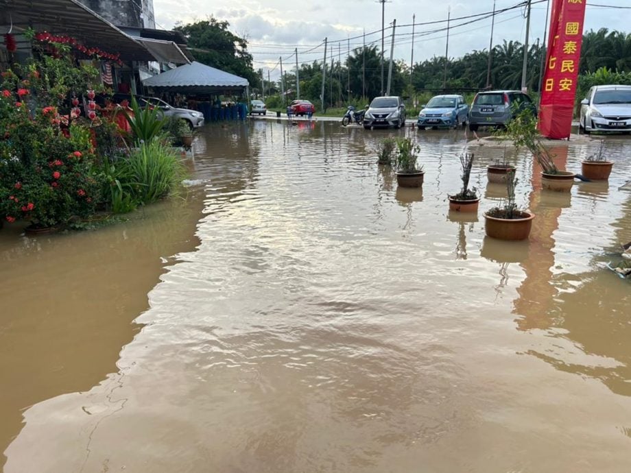 豪雨引发山洪 百余人受影响 峇登二关及唐人街水患 