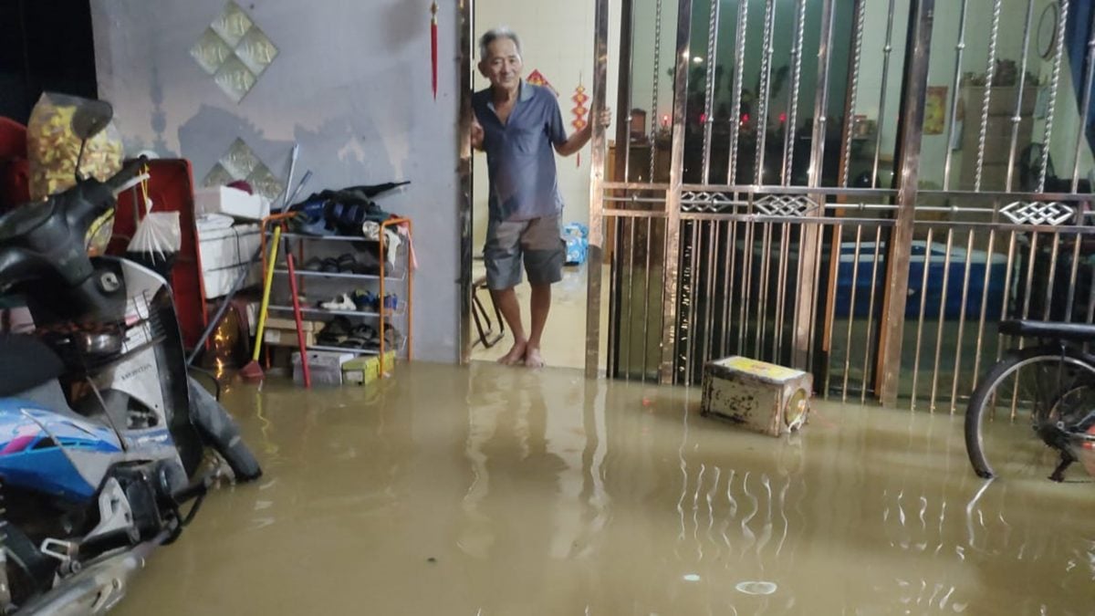 豪雨引发山洪 百余人受影响 峇登二关及唐人街水患 