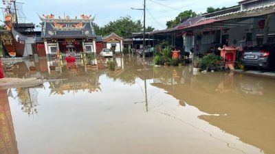 豪雨引发山洪 百余人受影响 峇登二关及唐人街水患