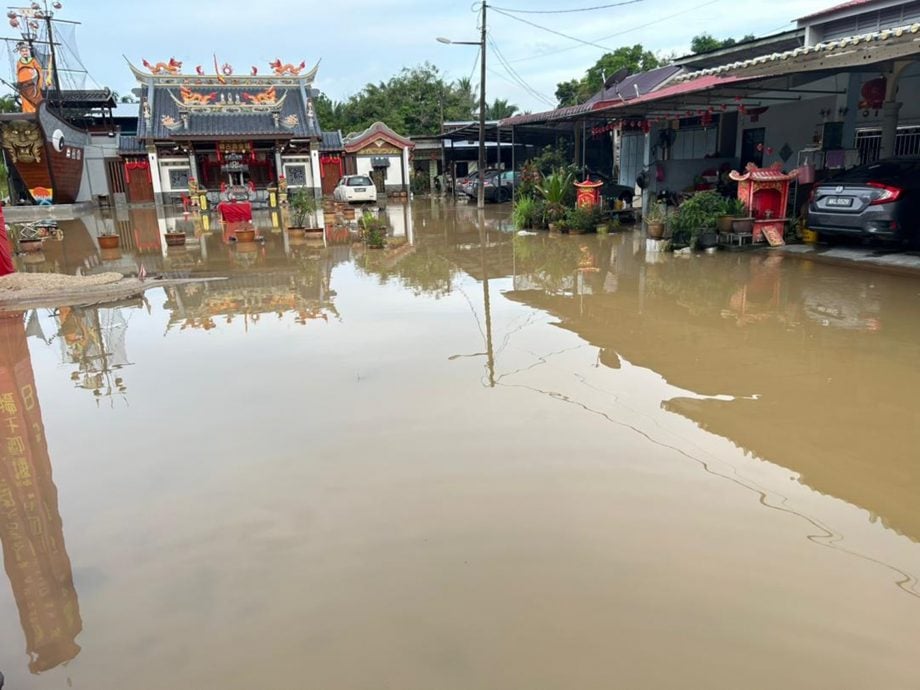 豪雨引发山洪 百余人受影响 峇登二关及唐人街水患 