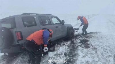 賞秋變看雪 內蒙古突降大雪 多車被困