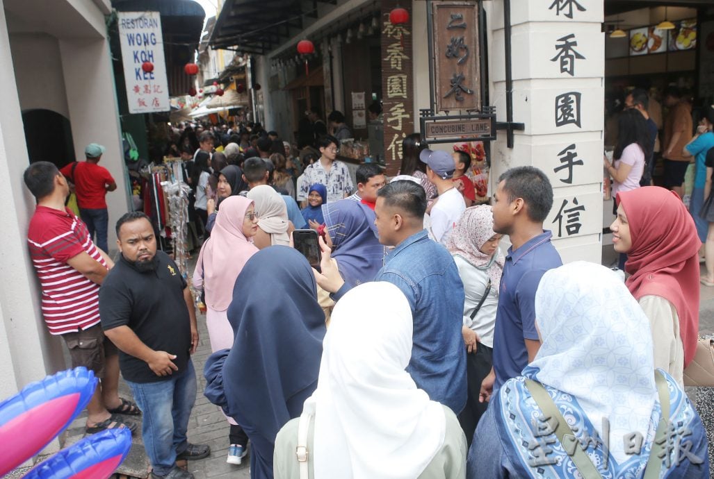 超级连假旅游热续延烧 景点现车龙 购票排长龙