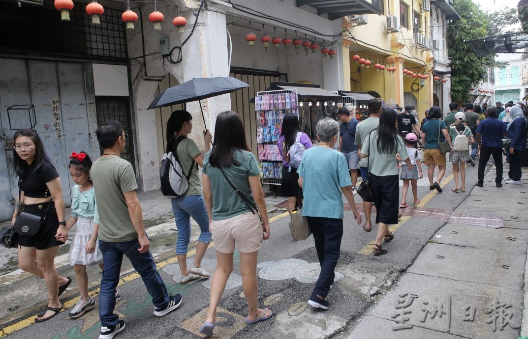 超级连假旅游热续延烧 景点现车龙 购票排长龙