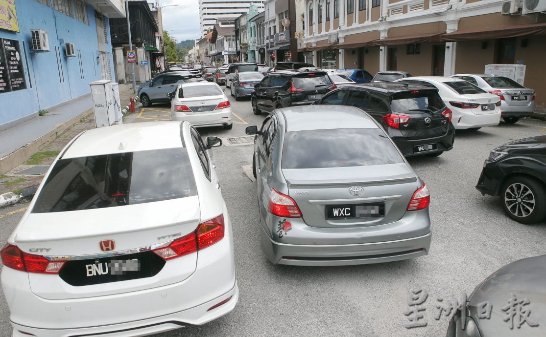 超级连假旅游热续延烧 景点现车龙 购票排长龙