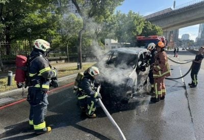 轮胎没气仍硬上路 车起火烧成废铁  女司机及时逃生