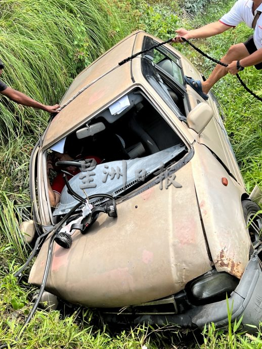 轎車撞入反方向大溝 司機動彈不得