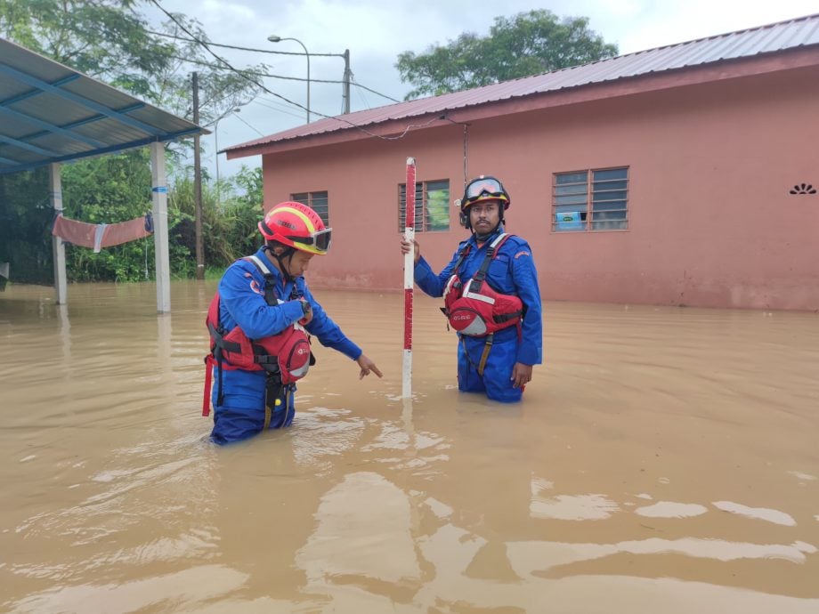 连绵雨酿水灾启动疏散中心 古邦巴素灾黎增至53人