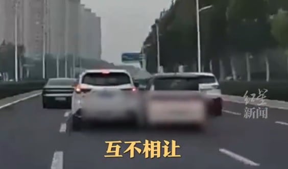 迷你车与SUV争道 被顶翻“四轮朝天”