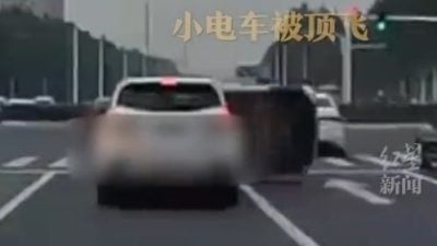 迷你車與SUV爭道 被頂翻“四輪朝天”