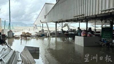 巨浪袭北海海鲜店 | 未来两三天还有大潮 业者近期不营业