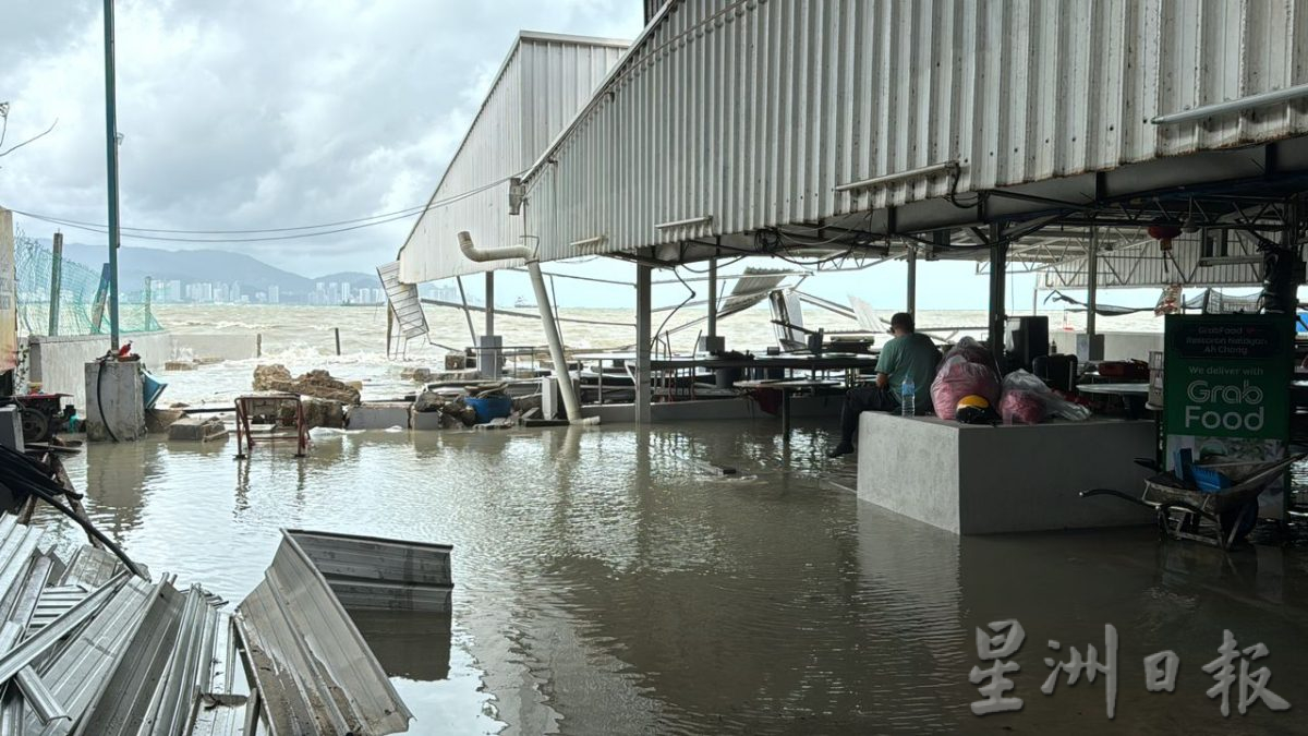 遭巨浪侵袭的北海清洁海滨海鲜店，近期内都对不会营业。