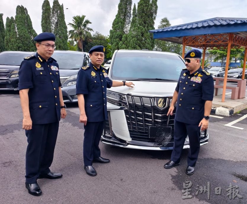 酒店景點揪非法“包車” 陸交局埋伏扣查21輛