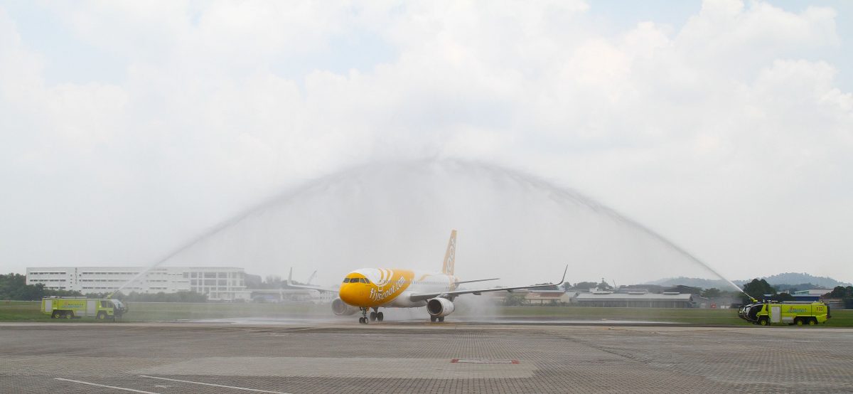 酷航首次抵達梳邦機場 水炮迎接