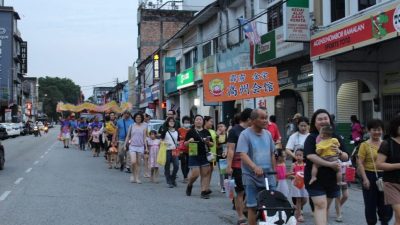 金宝12乡会再办中秋晚会 上千人参与提灯游行