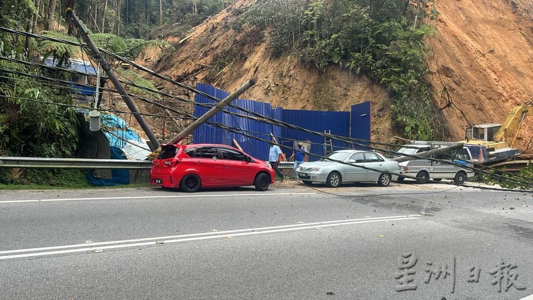 金馬侖美蘭村一帶土崩 倒柱擊車幸無傷亡