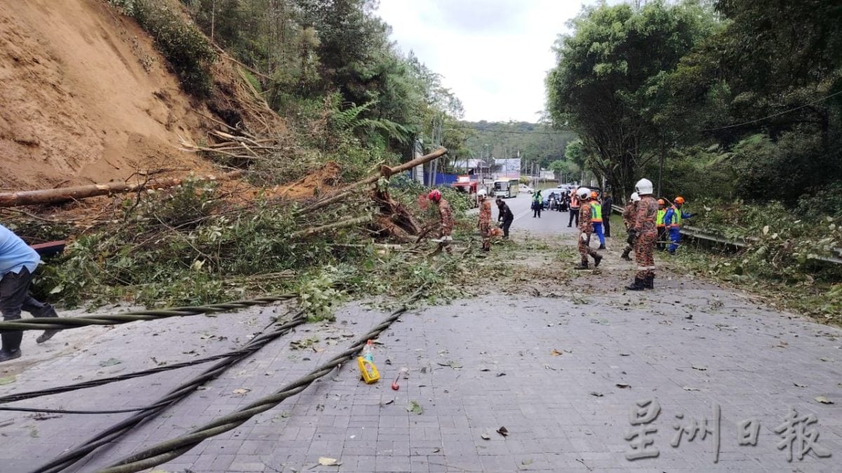 金马仑美兰村一带土崩 倒柱击车幸无伤亡