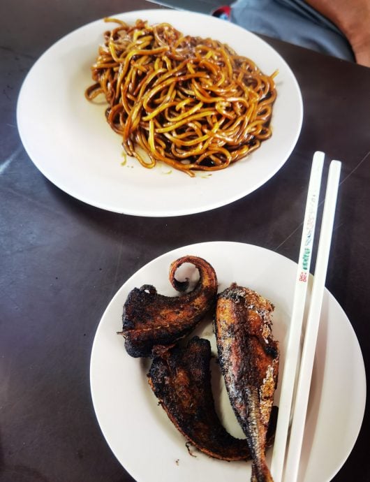 霹／版头／【人气美食】／“飞鱼面档”一碗面配两条鱼 吃出面香鱼香