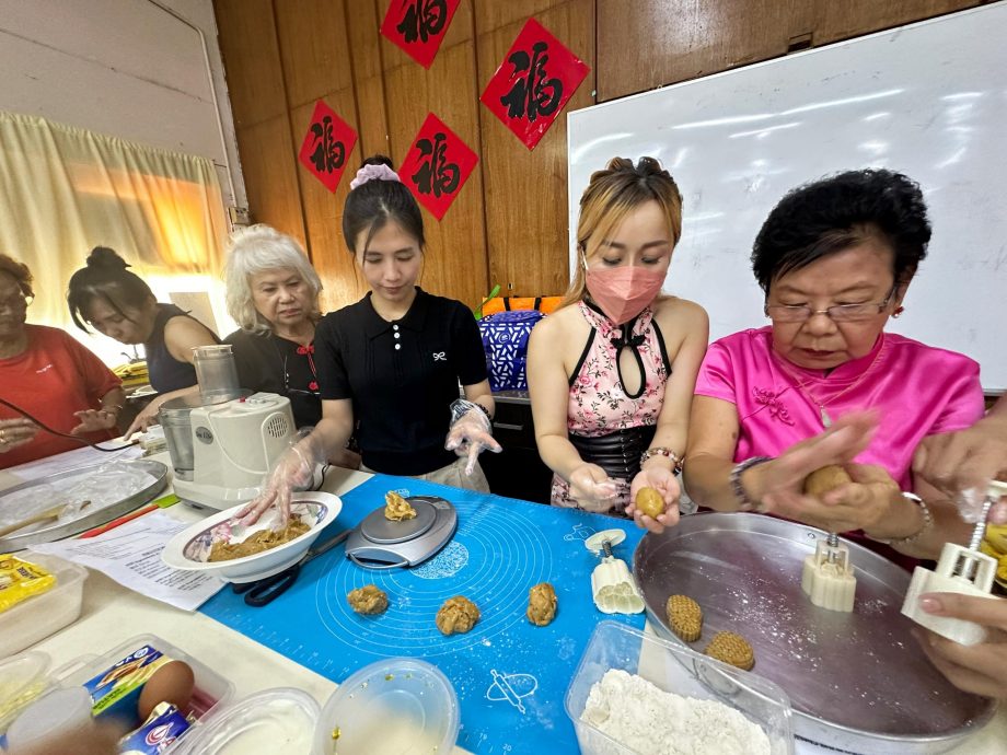 霹：版十頭／霹靂華裔婦女聯誼會舉辦製作月餅示範會