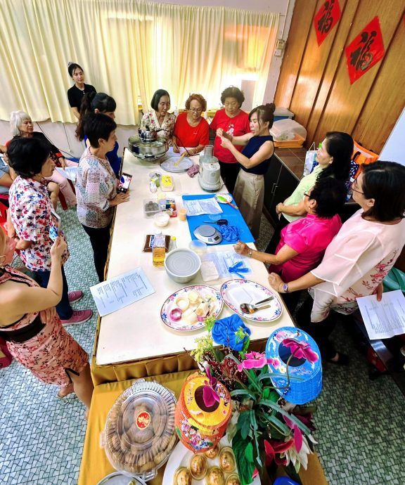 霹：版十頭／霹靂華裔婦女聯誼會舉辦製作月餅示範會