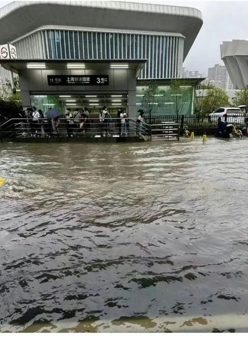 首次3天內登陸2個颱風　上海暴雨地鐵站積水及膝