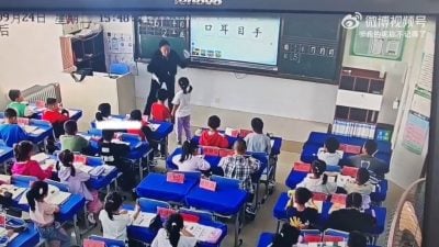 魔鬼女教师课室扔功课掴学生脸 网民狠批：枉为人师