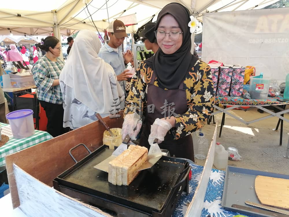 《星角摄》“黑沙滩渔村嘉年华市集●海风中享受另类美食体验。”