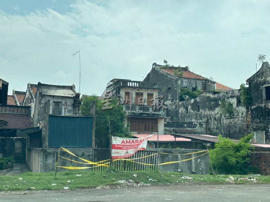 （古城副文）荒废排污池前沦为非法垃圾场