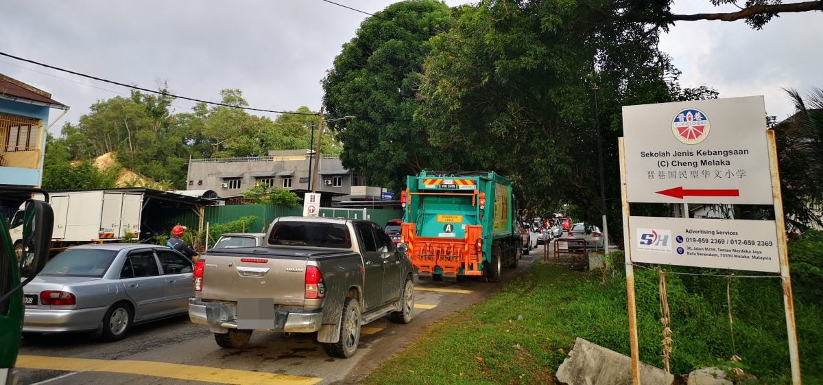 （古城封面主文）樹倒引起晉巷交通嚴重阻塞  車龍來回3公里 學生上班族遲到