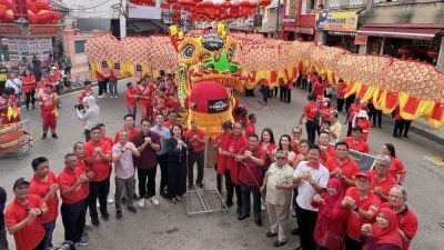 13日庆大马日暨中秋游行   百人舞动祥龙聚古城