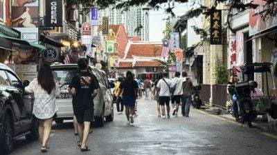 連假遊客湧現   雨後逛老街更愜意