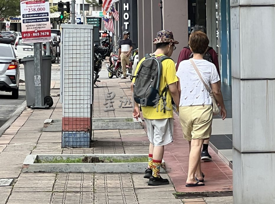 （古城封面副文）行人走道毁坏·路人随时踩雷