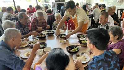 领月饼红包吃肉骨茶  100长者提早庆中秋