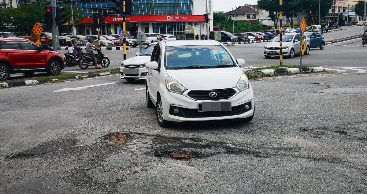 （古城第四版主文）非法或双重泊车、路洞处处、交通指示引混淆 晋巷峇汝花园一路状况连连