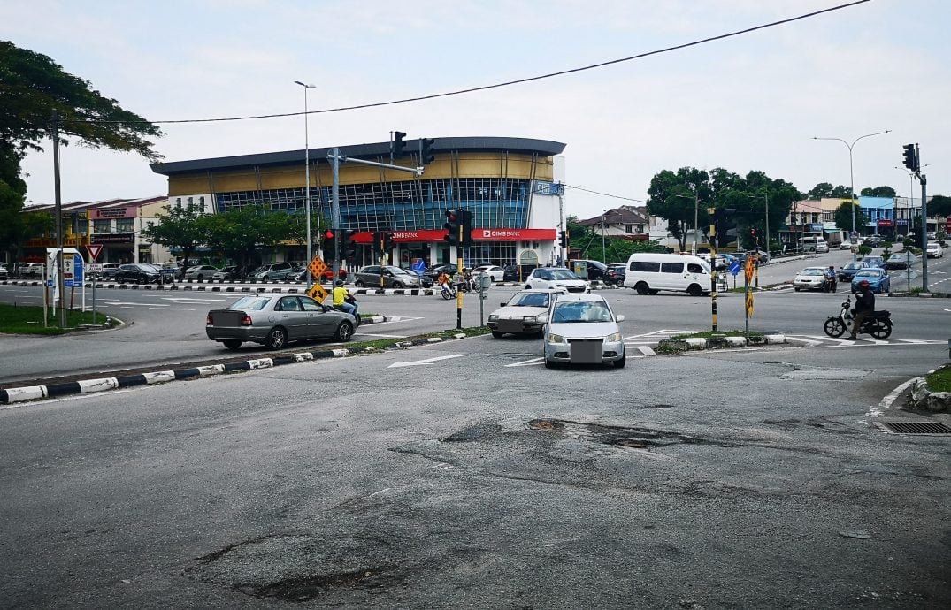 （古城第四版主文）非法或双重泊车、路洞处处、交通指示引混淆 晋巷峇汝花园一路状况连连