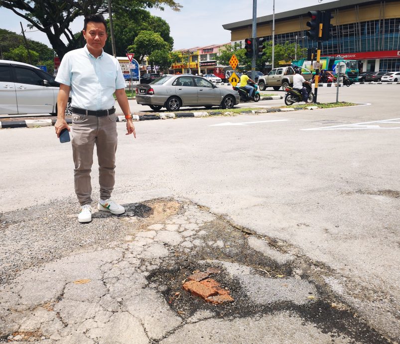 （古城第四版主文）非法或雙重泊車、路洞處處、交通指示引混淆 晉巷峇汝花園一路狀況連連