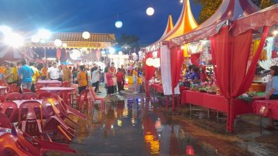 大雨带水来淹文化村   2000人踏水庆三圣中秋晚会