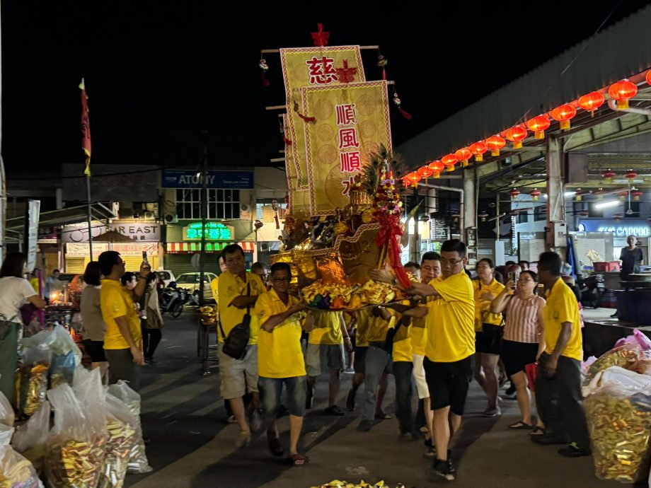 （大北馬）北賴才能園社區慈善機構以7尺長的法船載送好兄弟們渡過生死苦海，到達彼岸。