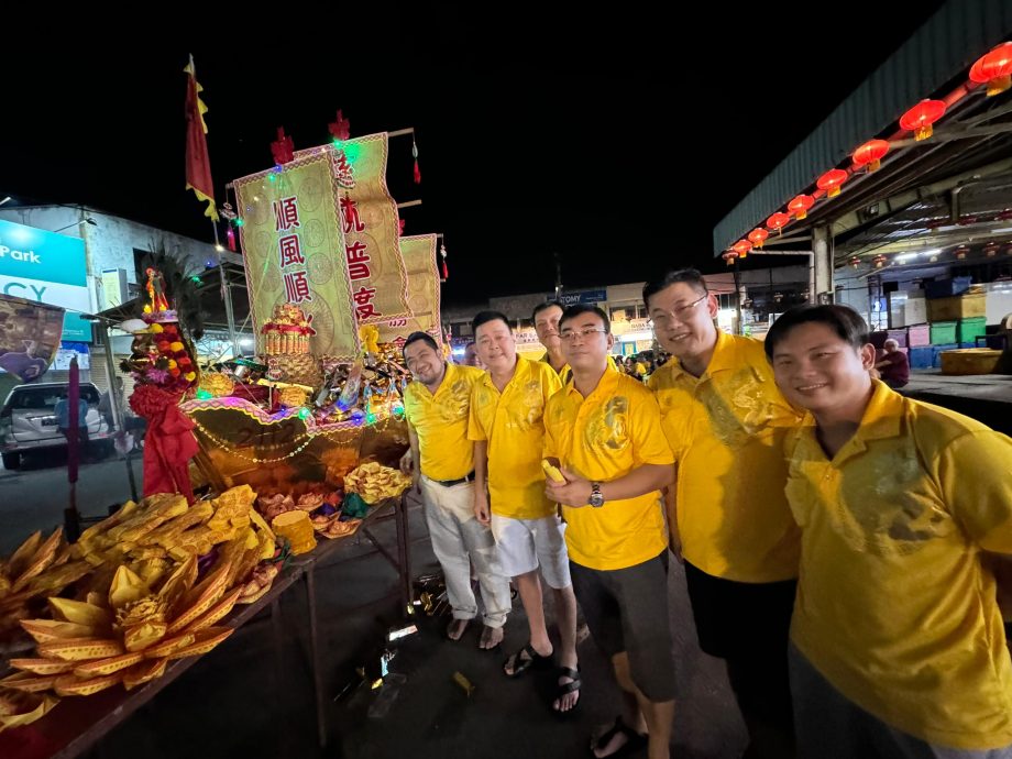 （大北馬）北賴才能園社區慈善機構以7尺長的法船載送好兄弟們渡過生死苦海，到達彼岸。