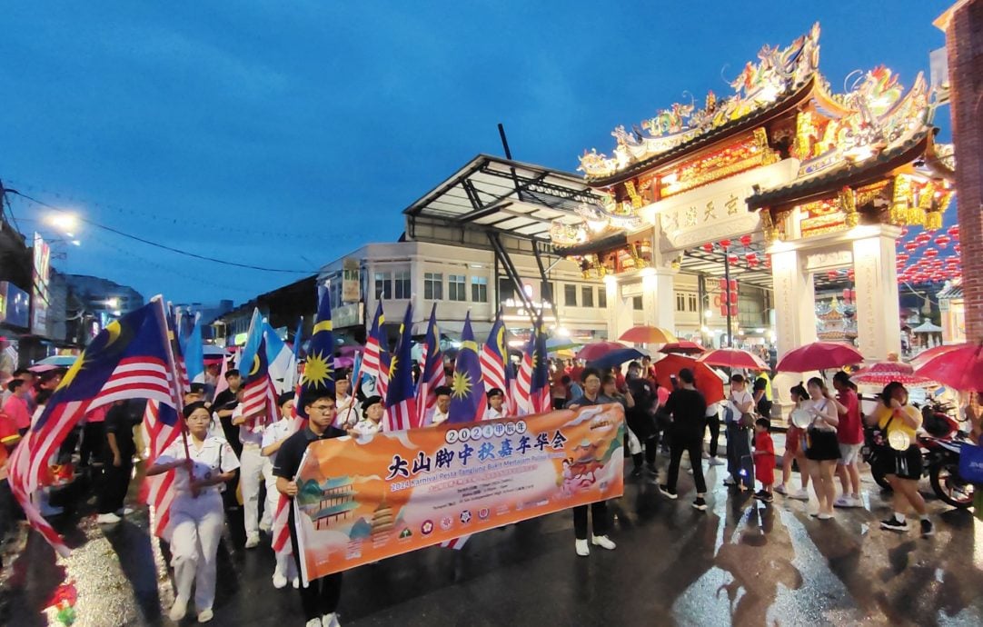 （大北马）大山脚中秋嘉年华，雨水无阻传承文化热忱，槟首长身体力行撑伞游行