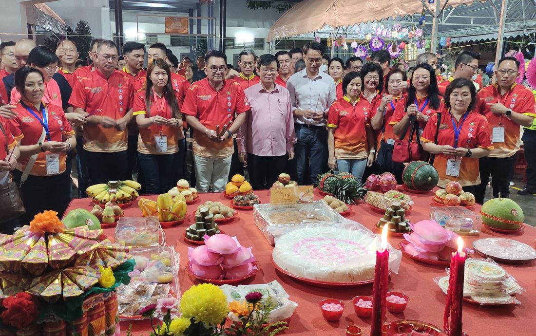 （大北马）大山脚中秋嘉年华，雨水无阻传承文化热忱，槟首长身体力行撑伞游行