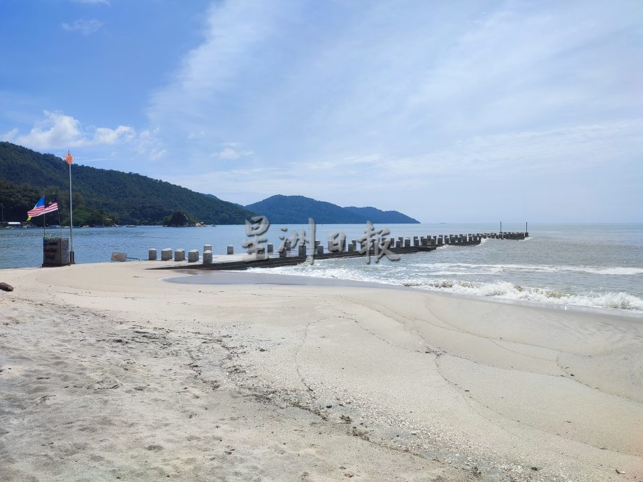 （大北馬）峇都丁宜峇都河出海口碼頭海堤地面太滑，導致到海堤遊玩的遊客頻頻滑倒受傷