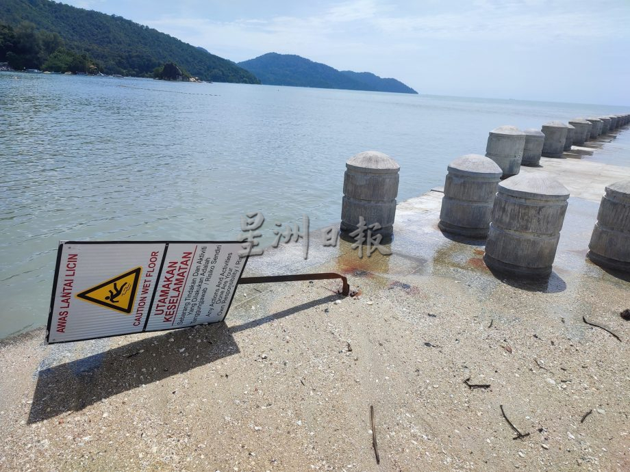 （大北馬）峇都丁宜峇都河出海口碼頭海堤地面太滑，導致到海堤遊玩的遊客頻頻滑倒受傷