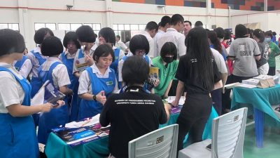 【校园报道】威南日新中学办升学展览会 27大专院校参展