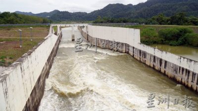 知马打苏水坝西部防洪绕道释水直达大海  不重演数年前大水灾困境