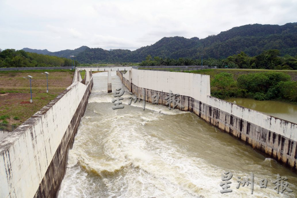 （大北马）玻水利灌溉局：水坝西部防洪绕道释水直达大海，不重演数年前大水灾困境